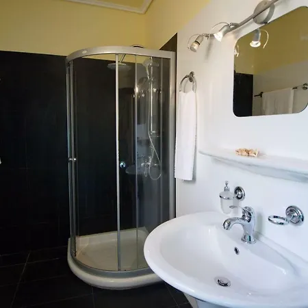 Sleeps 5 Katsaráta